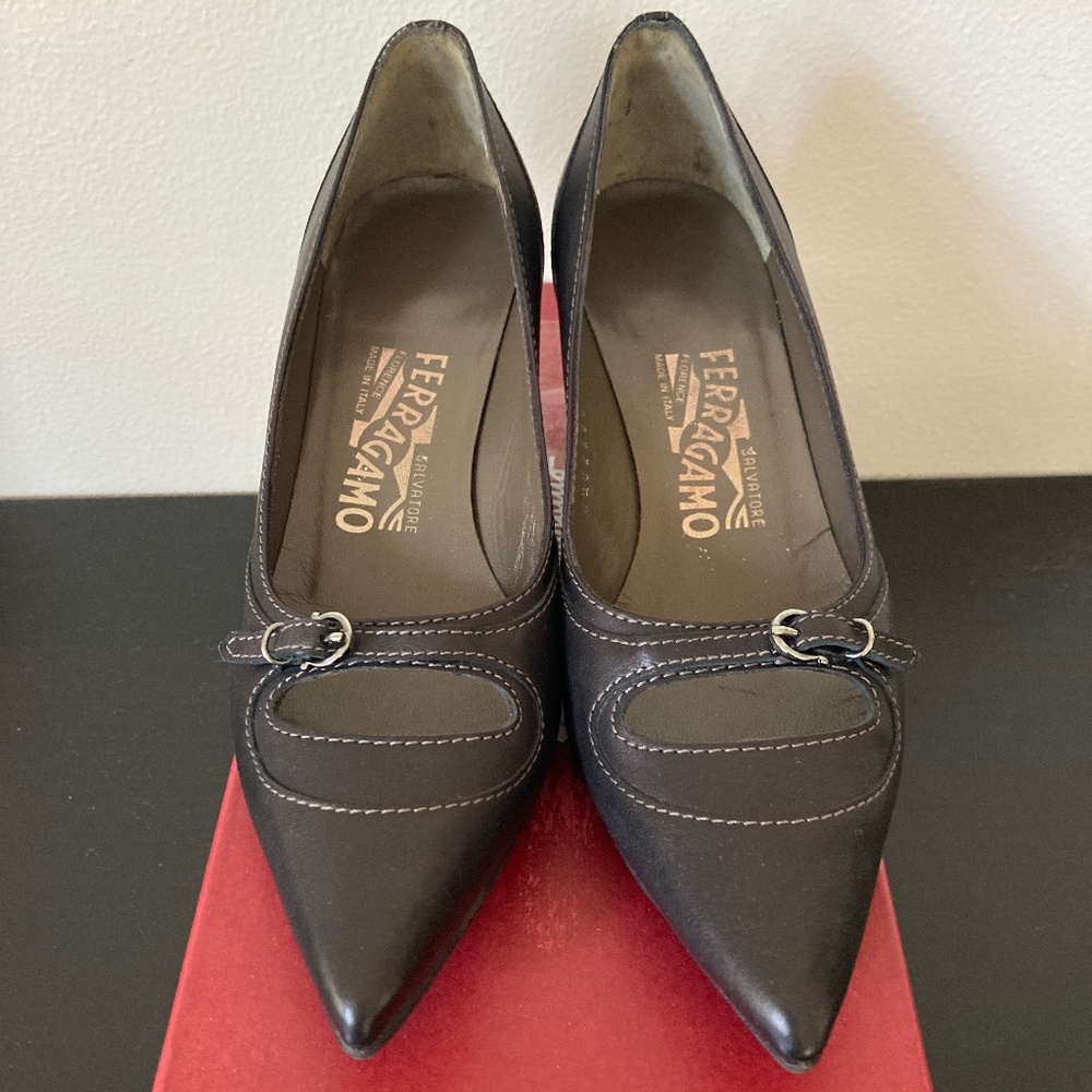 New Salvatore Ferragamo black pumps 6 B